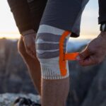 Bauerfeind Outdoor Kniebrace Aangetrokken